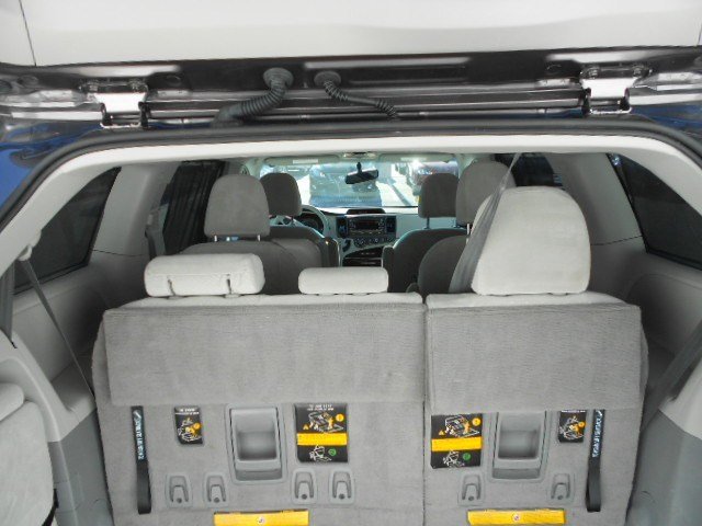 Toyota Sienna 2011 photo 3
