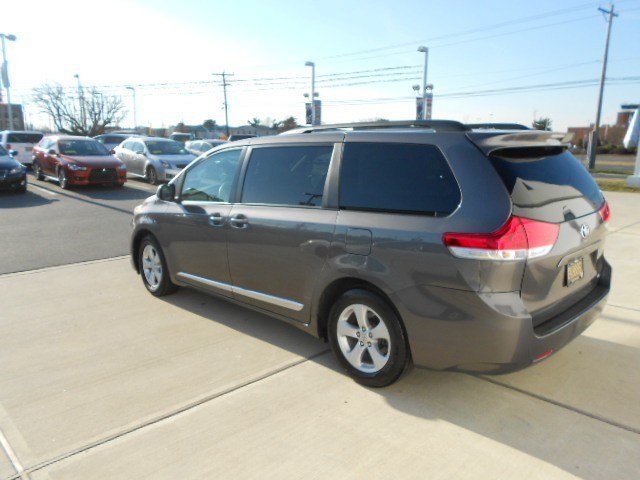 Toyota Sienna 2011 photo 4