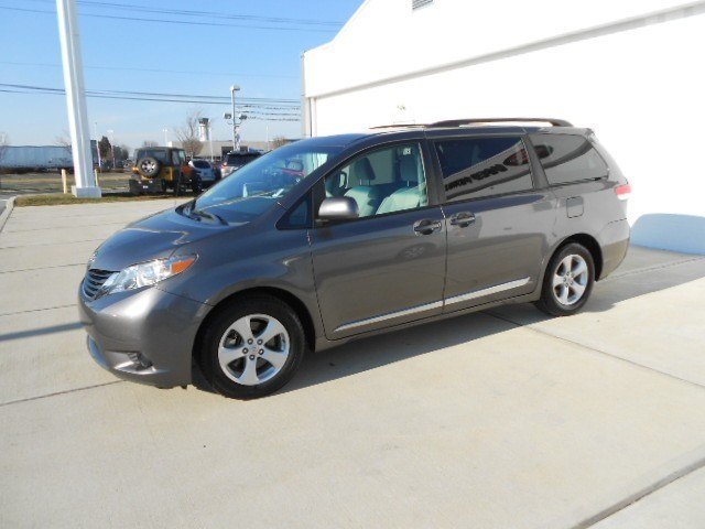 Toyota Sienna 2011 photo 5