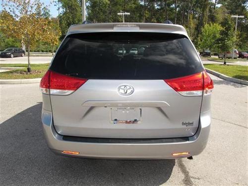 Toyota Sienna 2011 photo 1