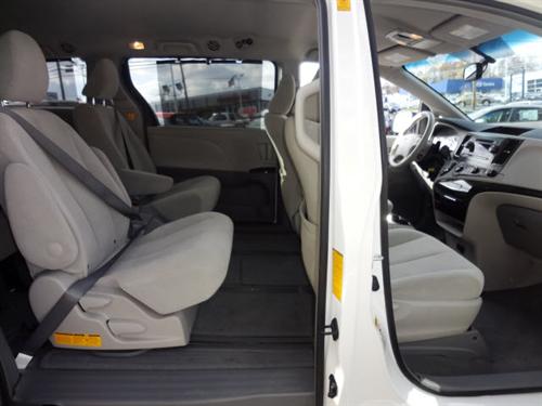 Toyota Sienna 2011 photo 2
