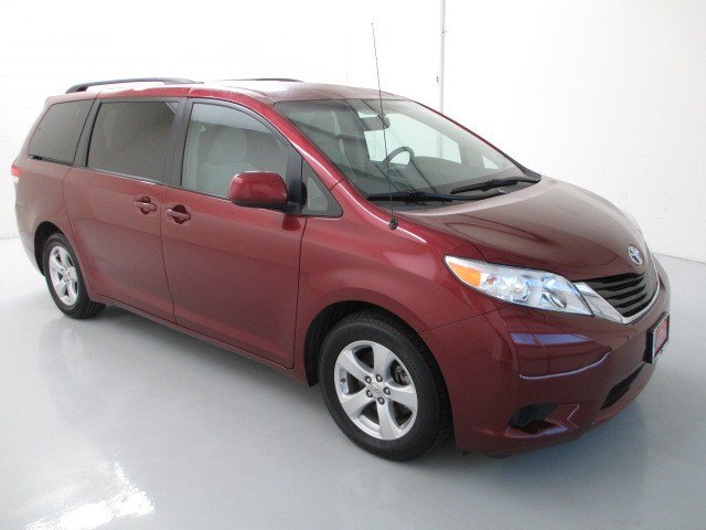Toyota Sienna 2011 photo 2