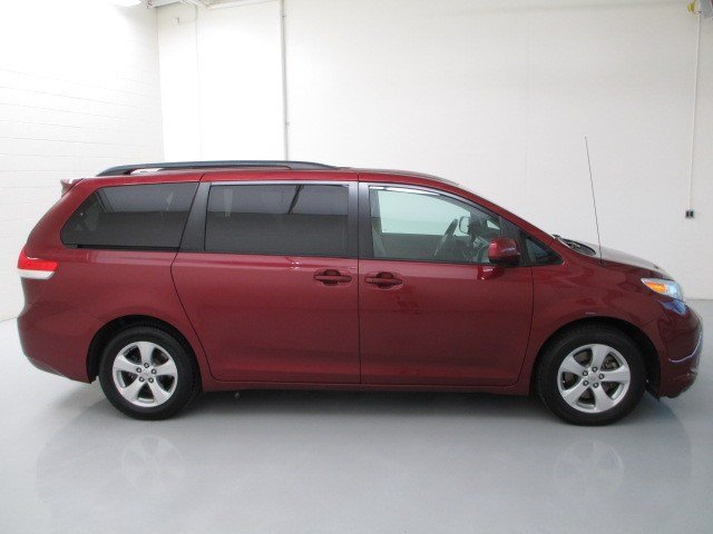Toyota Sienna 2011 photo 3