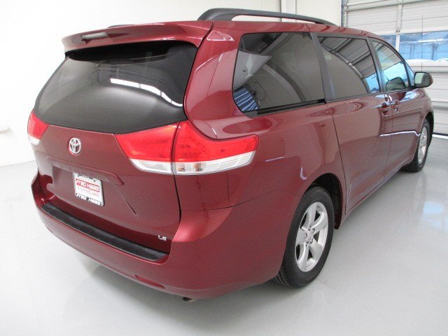 Toyota Sienna 2011 photo 4