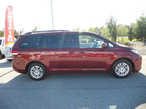 Toyota Sienna 2011 photo 2