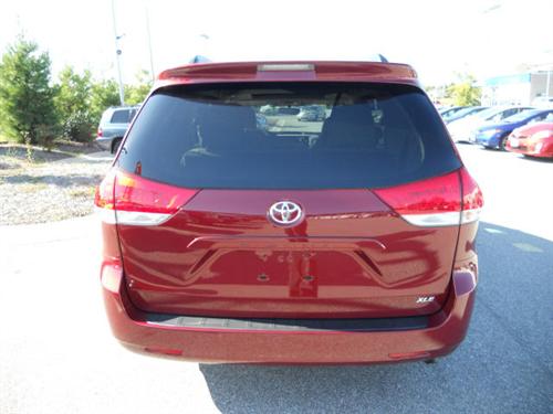 Toyota Sienna 2011 photo 4