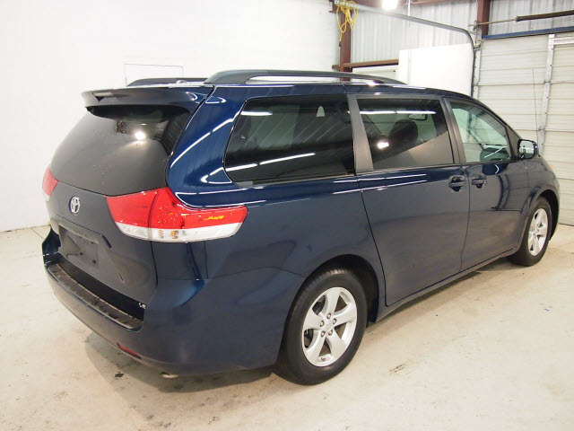 Toyota Sienna 2011 photo 1