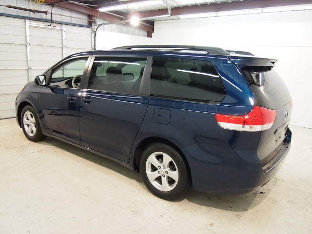 Toyota Sienna 2011 photo 2