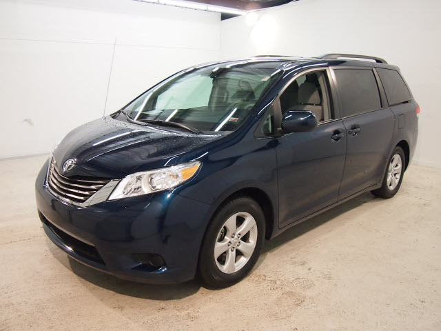Toyota Sienna 2011 photo 3