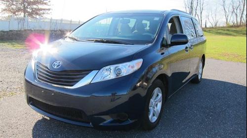 Toyota Sienna 2011 photo 1