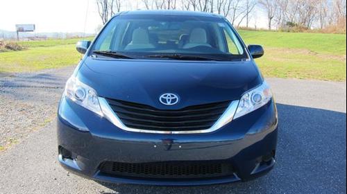 Toyota Sienna 2011 photo 2