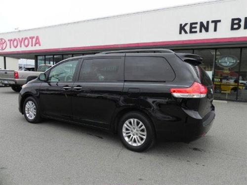 Toyota Sienna 2011 photo 1