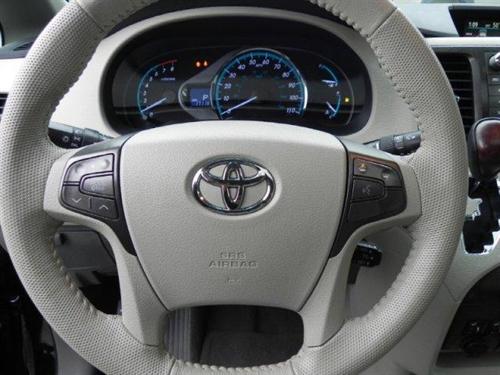 Toyota Sienna 2011 photo 2