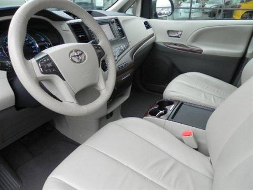 Toyota Sienna 2011 photo 3
