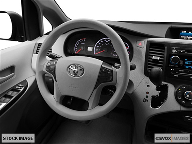 Toyota Sienna 2011 photo 3
