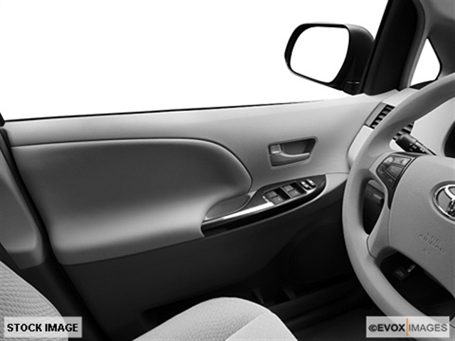 Toyota Sienna 2011 photo 4