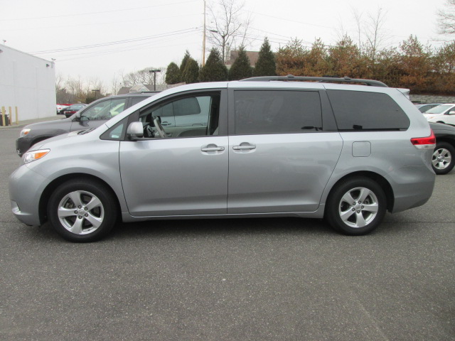Toyota Sienna 2011 photo 1
