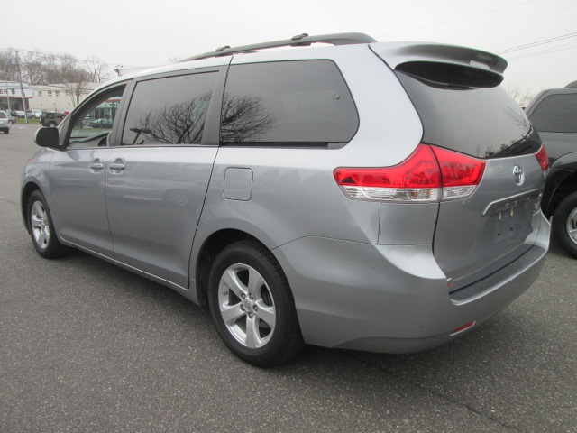 Toyota Sienna 2011 photo 2