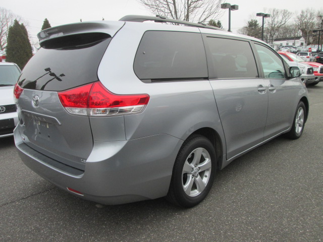 Toyota Sienna 2011 photo 3