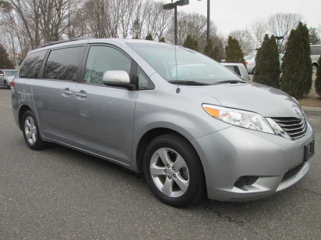 Toyota Sienna 2011 photo 4