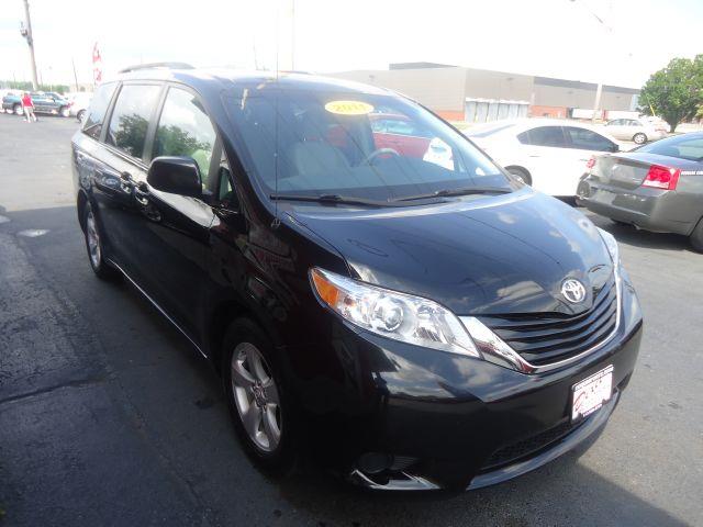 Toyota Sienna 2011 photo 1