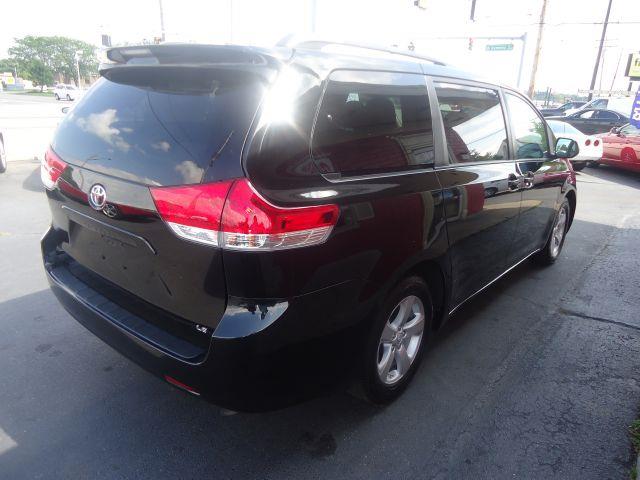 Toyota Sienna 2011 photo 2