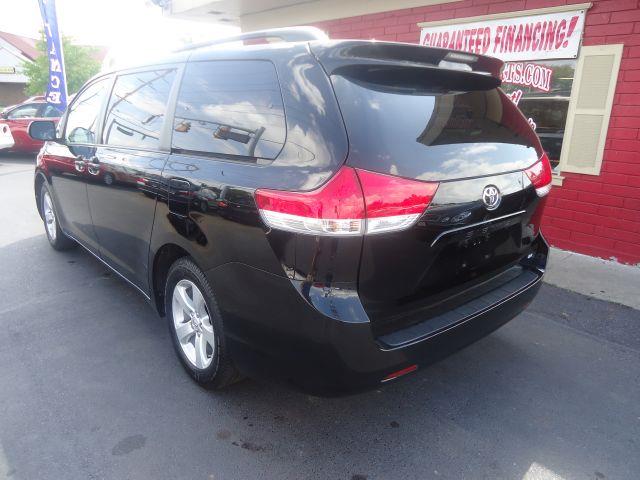 Toyota Sienna 2011 photo 3