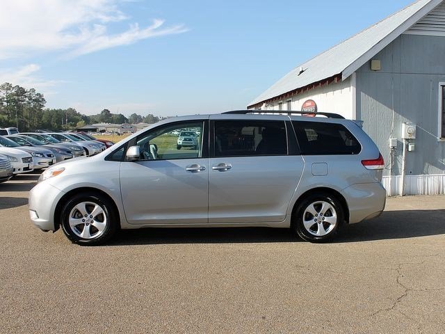 Toyota Sienna 2011 photo 1