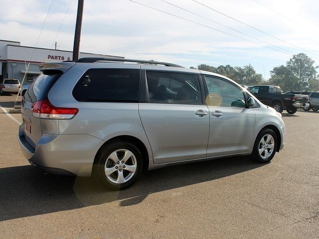 Toyota Sienna 2011 photo 2