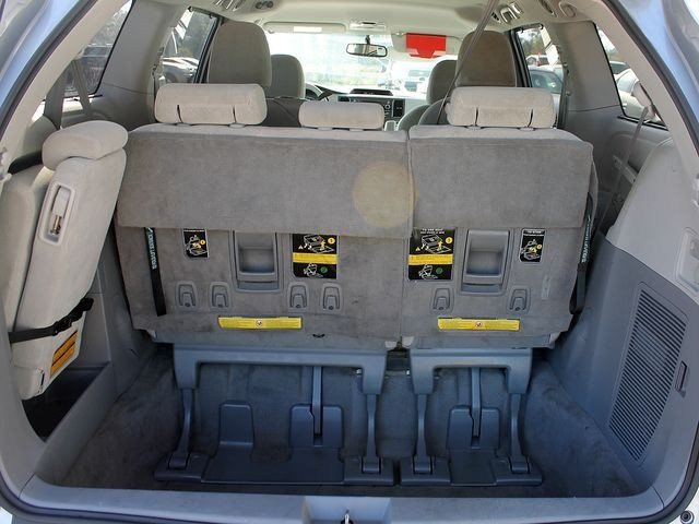 Toyota Sienna 2011 photo 3