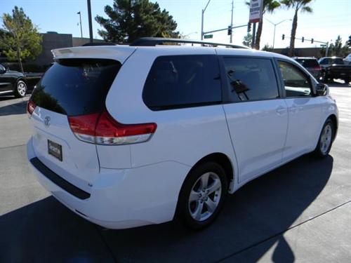Toyota Sienna 2011 photo 1