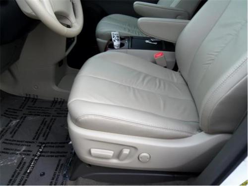 Toyota Sienna 2011 photo 1