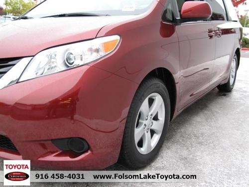 Toyota Sienna 2011 photo 2