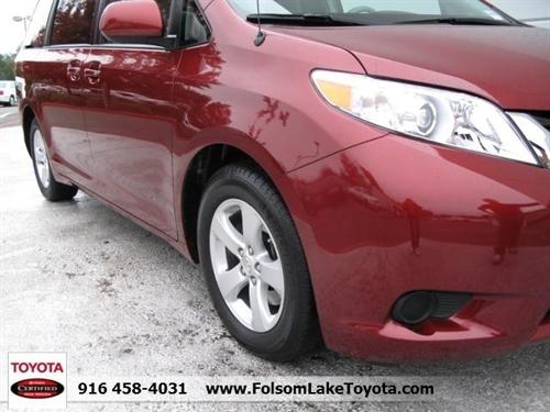 Toyota Sienna 2011 photo 3