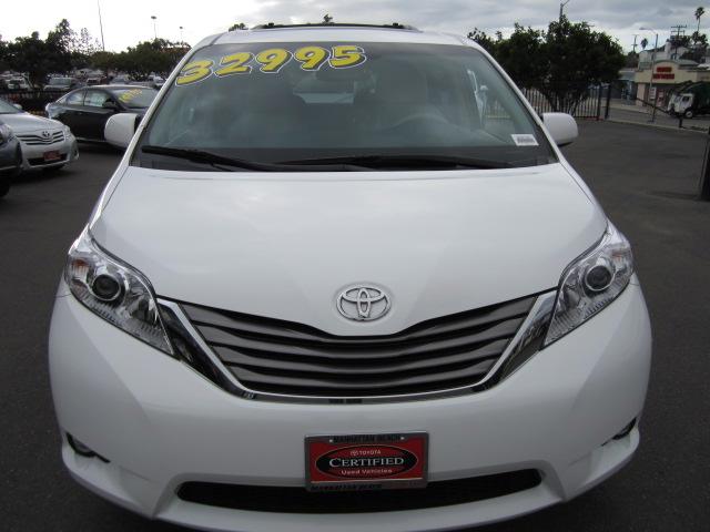 Toyota Sienna 2011 photo 1
