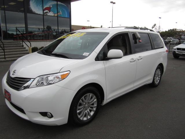 Toyota Sienna 2011 photo 2