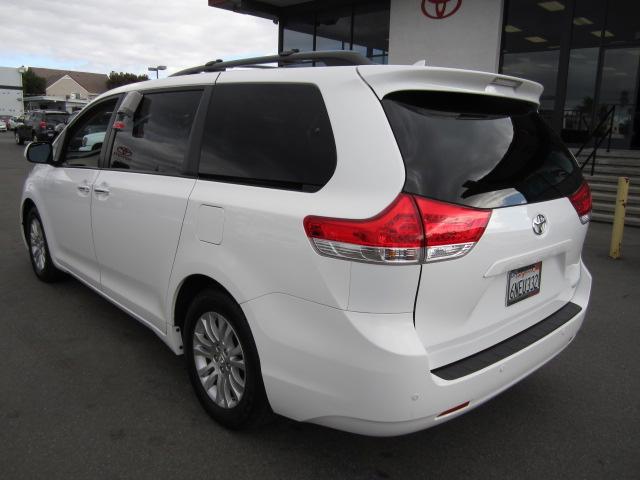 Toyota Sienna 2011 photo 3