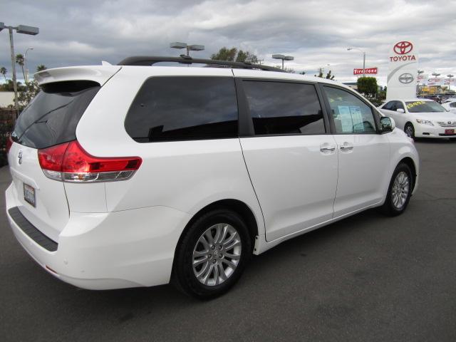 Toyota Sienna 2011 photo 4