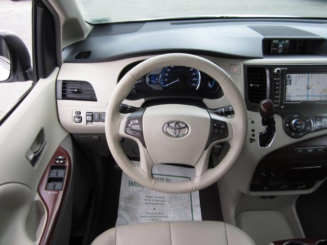 Toyota Sienna 2011 photo 5