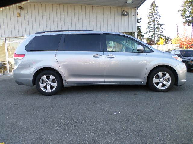 Toyota Sienna 2011 photo 1