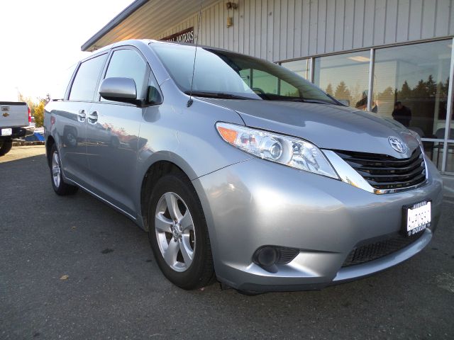 Toyota Sienna 2011 photo 2