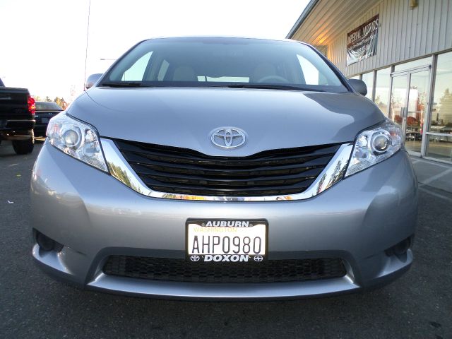 Toyota Sienna 2011 photo 3