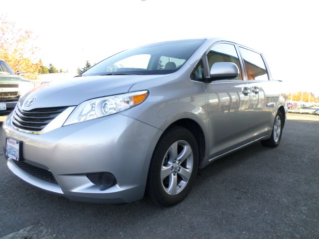 Toyota Sienna 2011 photo 4
