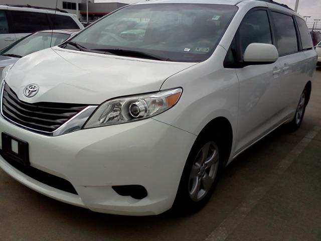 Toyota Sienna 2011 photo 1