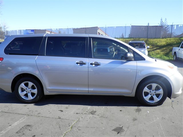 Toyota Sienna 2011 photo 1