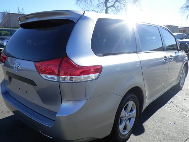 Toyota Sienna 2011 photo 2