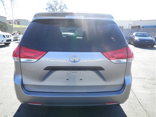 Toyota Sienna 2011 photo 3