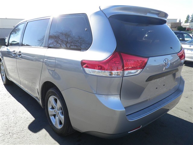 Toyota Sienna 2011 photo 4