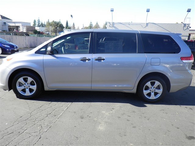Toyota Sienna 2011 photo 5