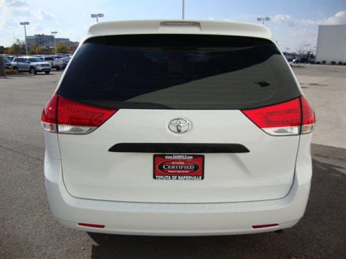 Toyota Sienna 2011 photo 2